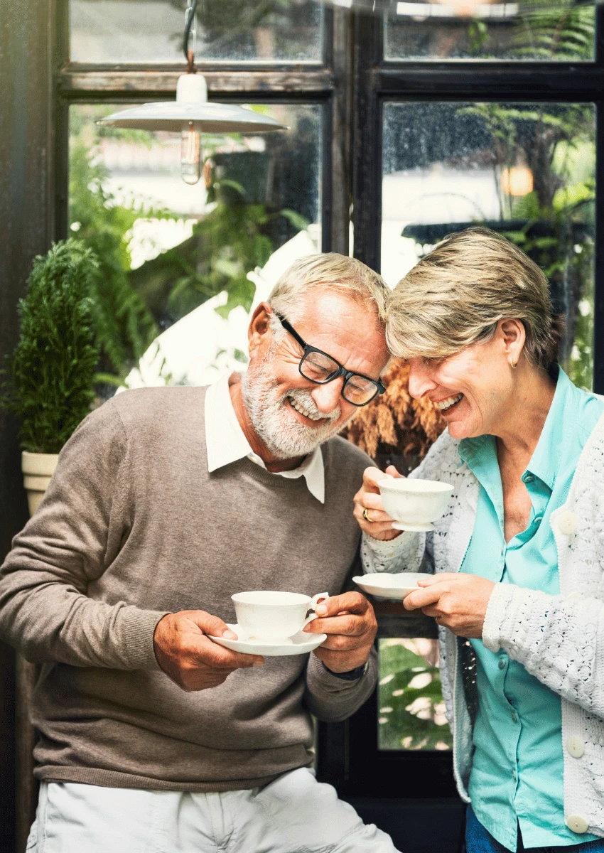 un couple de personnes âgées qui rit et qui montre que l'amour se sent mieux quand on a fait le travail