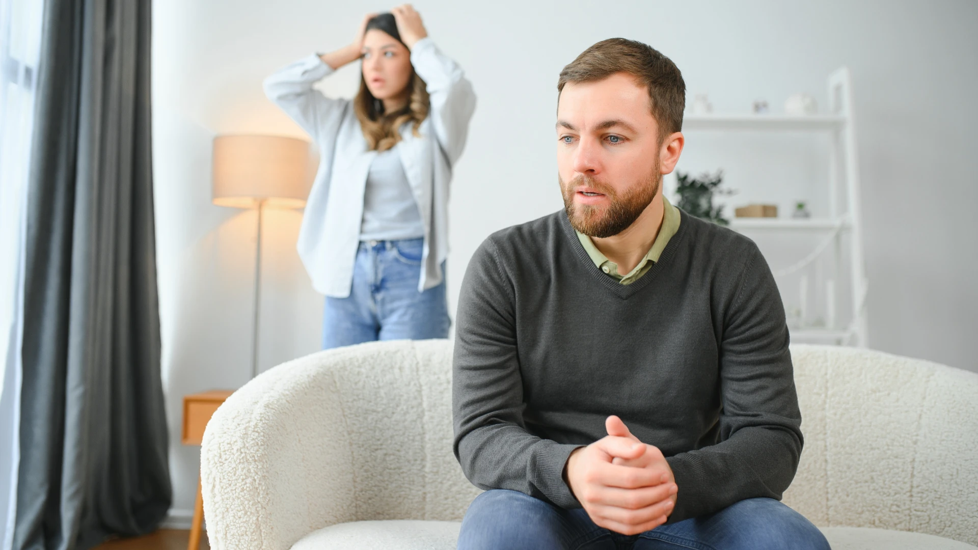 femme bouleversée debout derrière un homme qui évite ses excuses