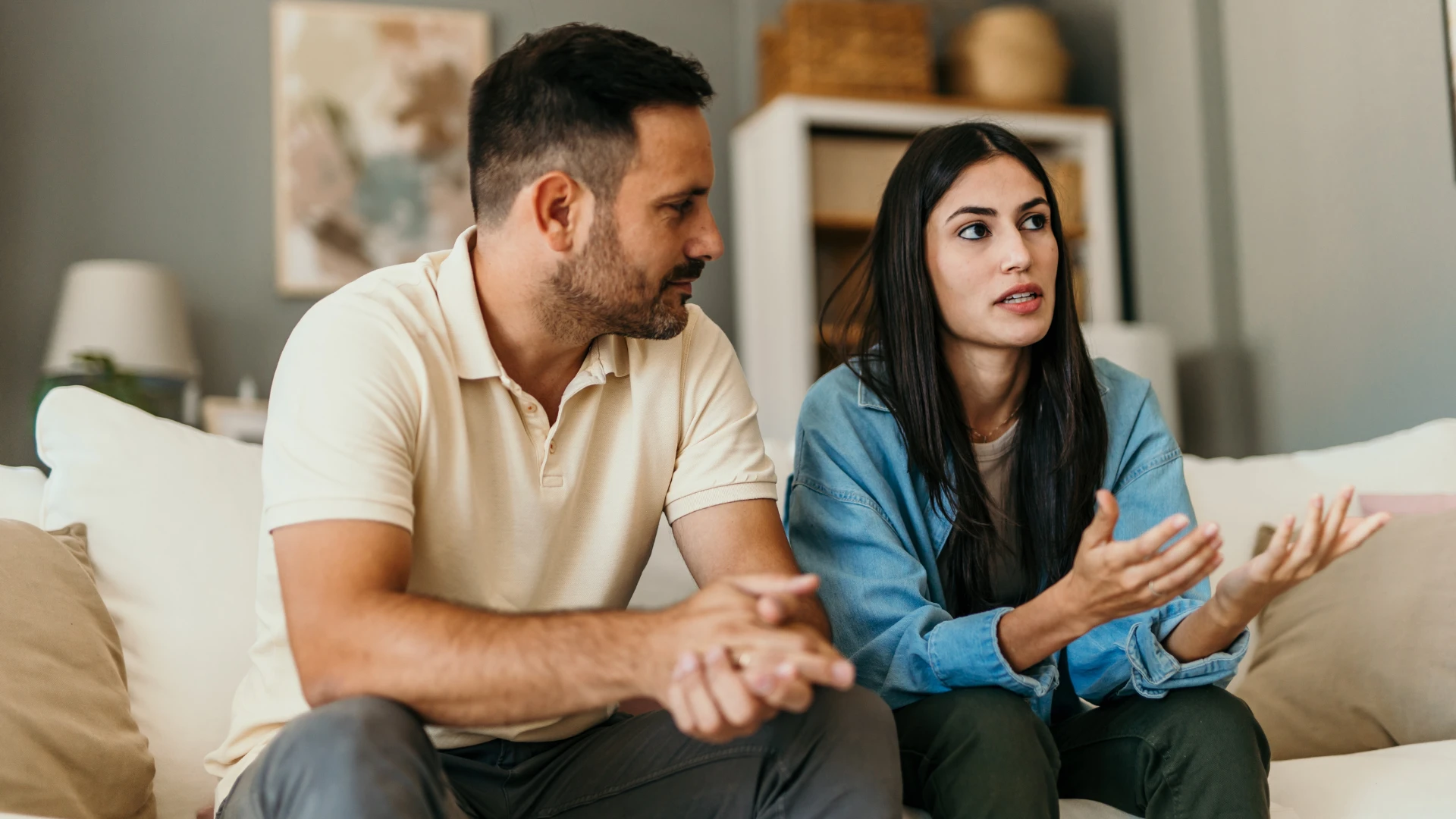 couple ayant une conversation avec une femme seule n'étant bien traité que lorsque les choses vont bien