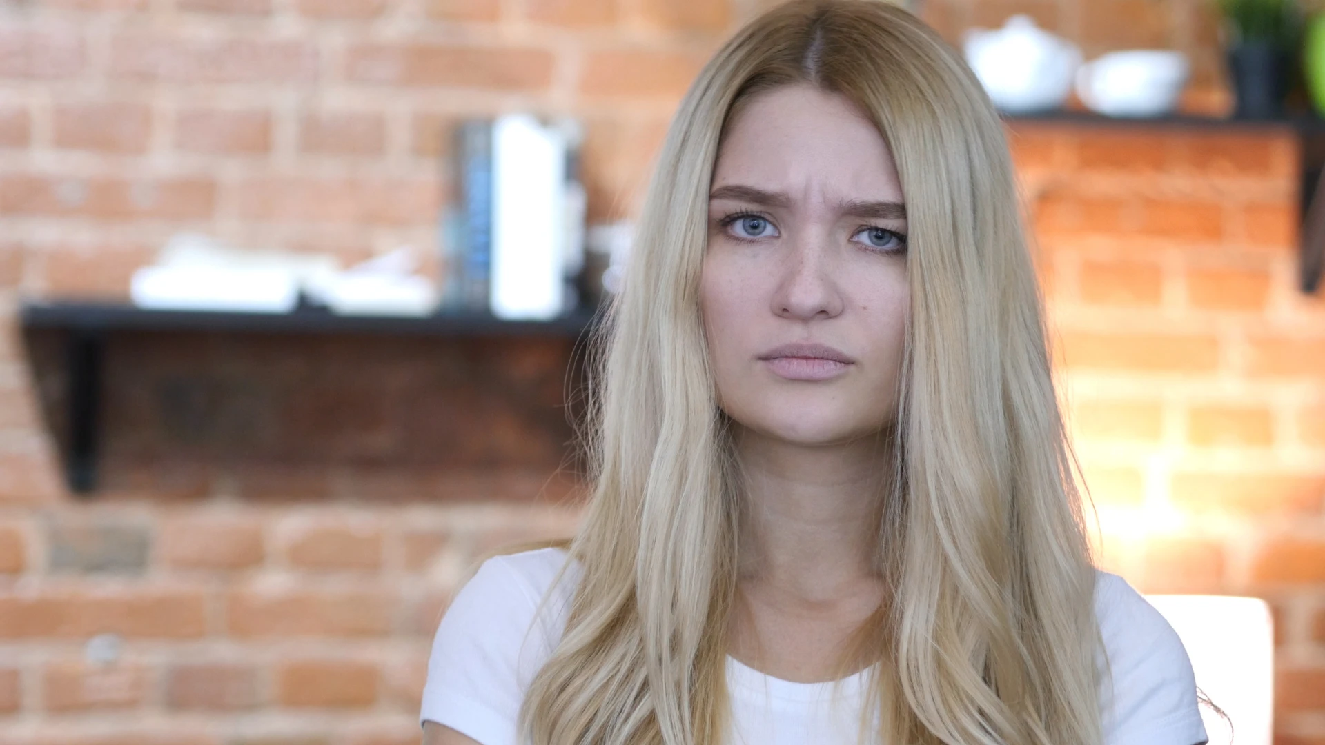 femme solitaire qui a l'air triste et qui tolère un homme qui ne fait aucun effort