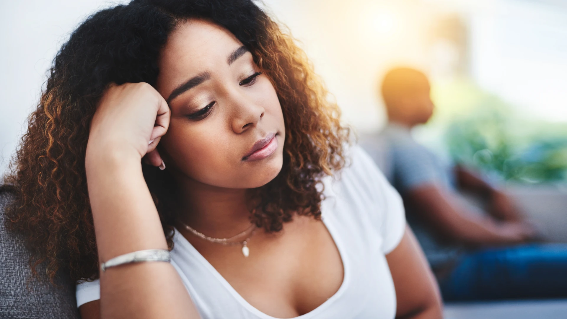 femme seule et frustrée, bouleversée, elle n'a jamais appris ce qui compte