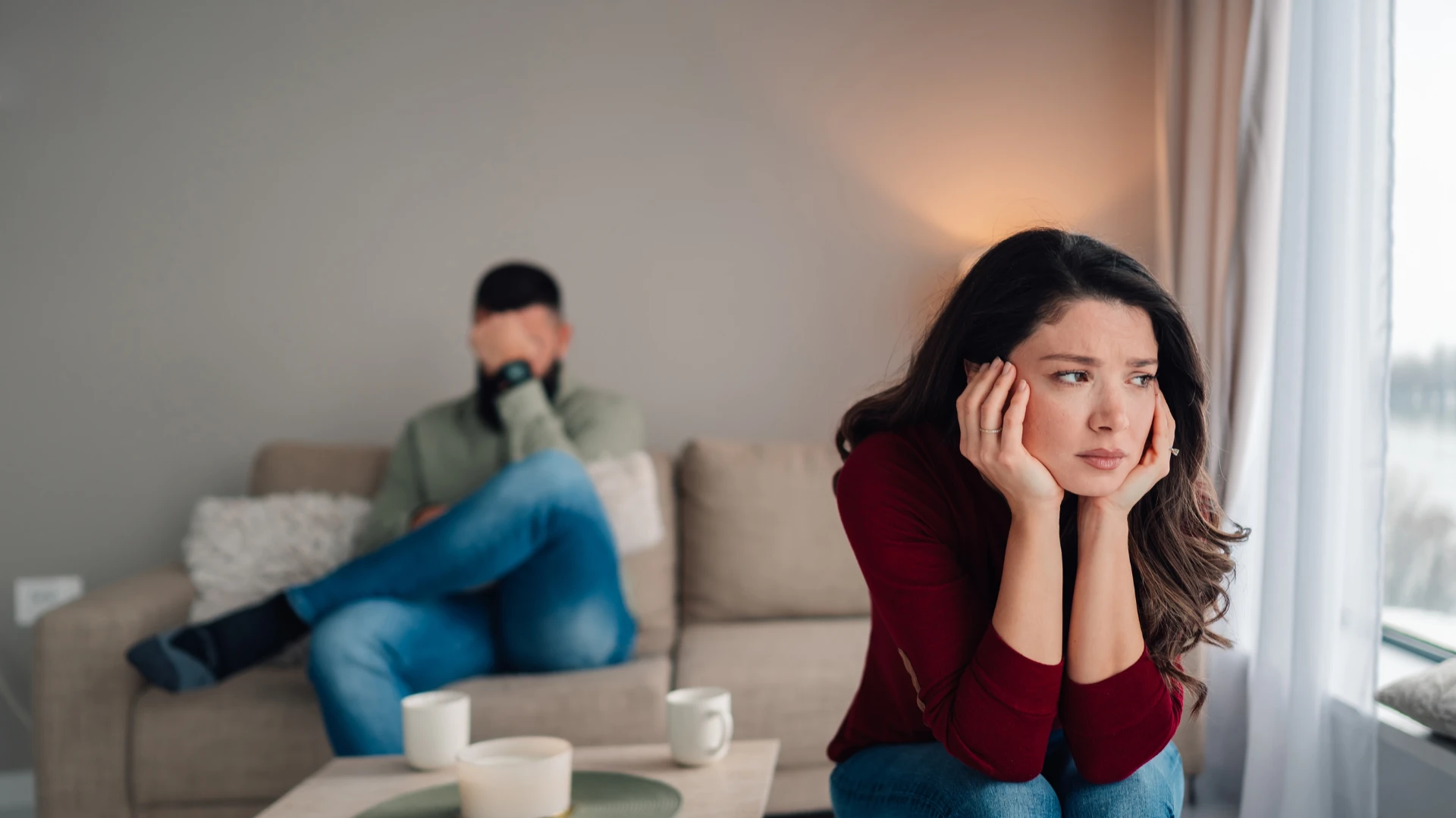 couple assis à l'écart après un combat femme se sentant seule son partenaire ne tient pas ses promesses