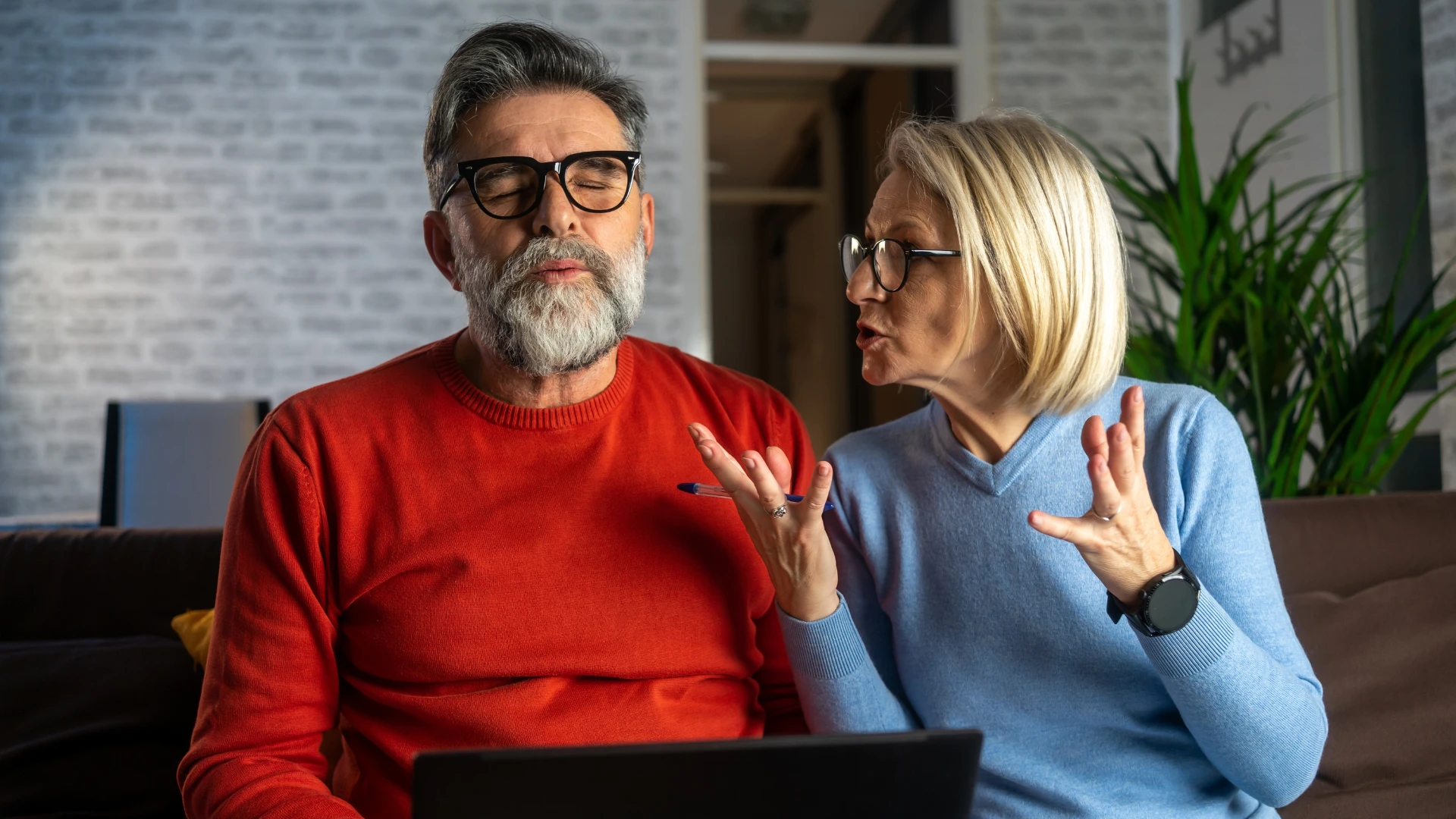 une femme essayant d'exprimer ses besoins à un homme frustré qui se culpabilise