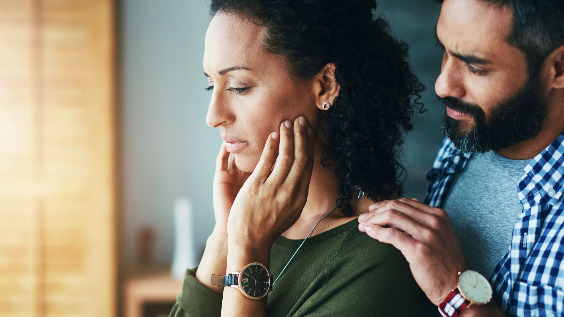 une femme seule bouleversée par son partenaire ne donne pas la priorité à son confort