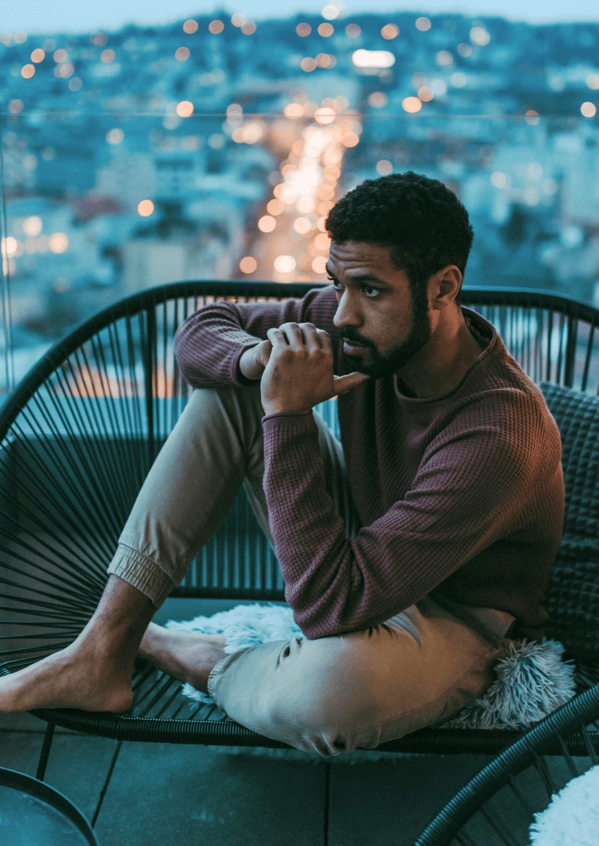 homme assis seul se demandant si quelqu'un est fait pour lui