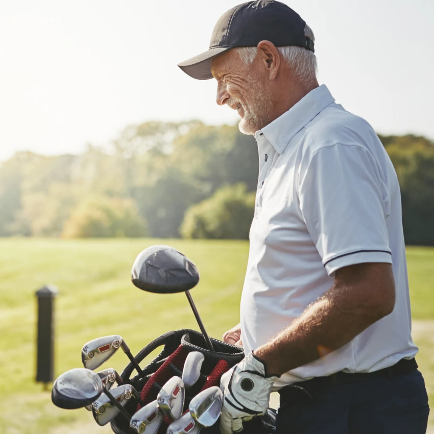 Homme qui apprécie la nature et jouer au golf dehors