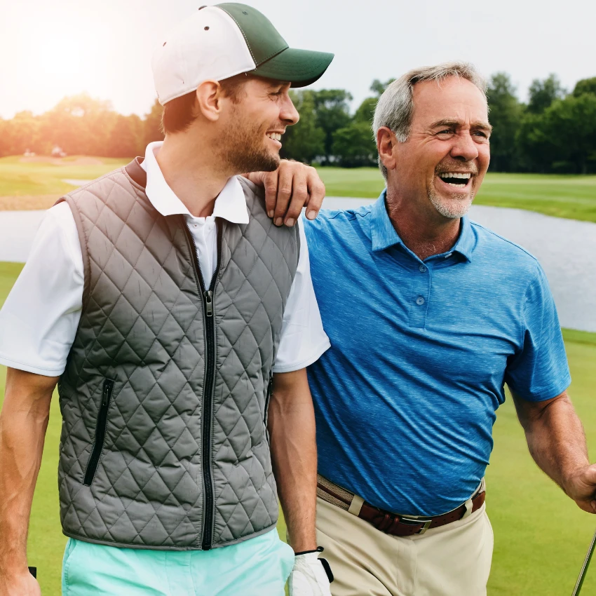 Hommes qui sont à l’aise pour entretenir des amitiés masculines saines en jouant au golf ensemble