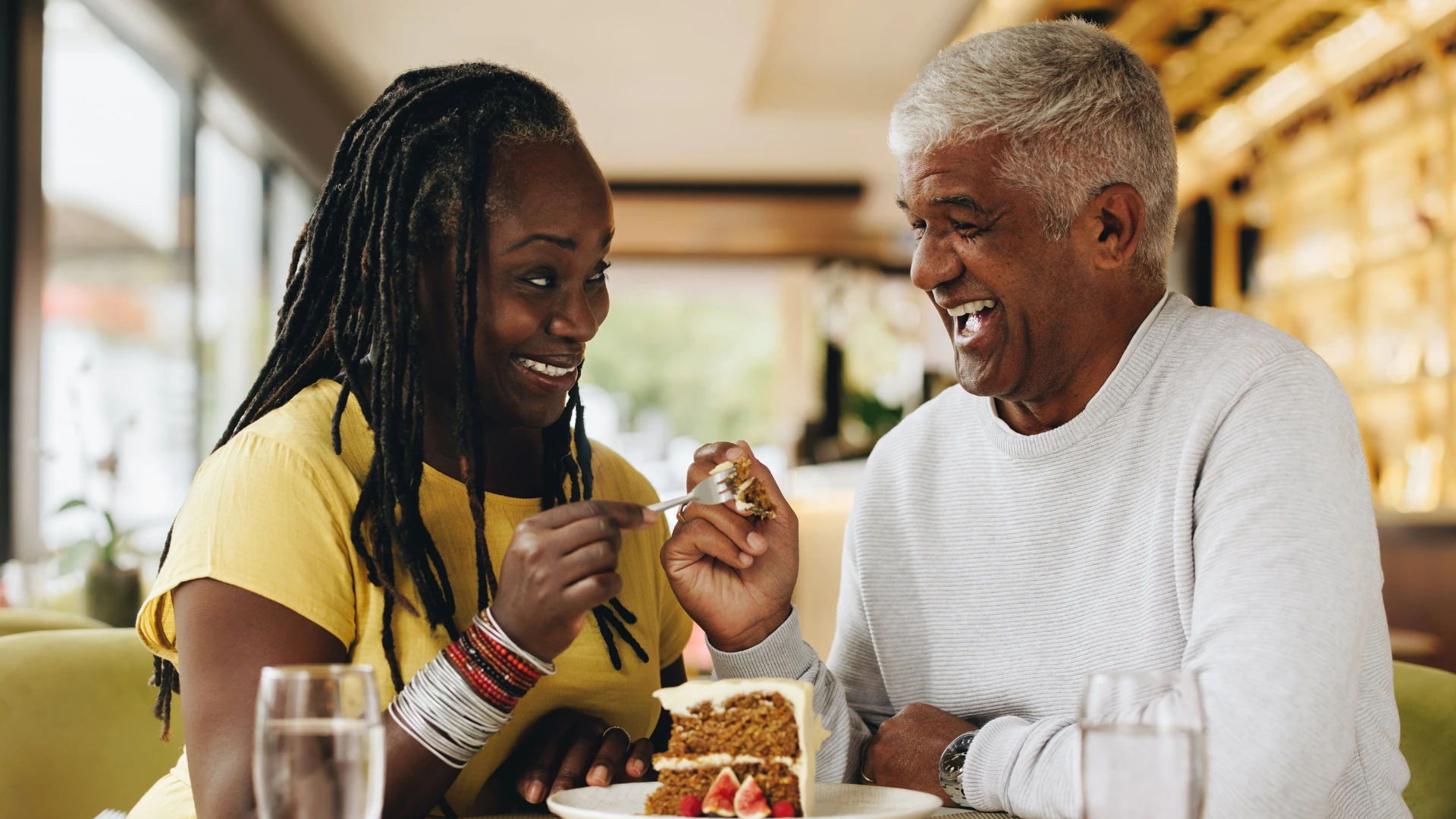 un couple heureux partage un gâteau montrant de bonnes attentes