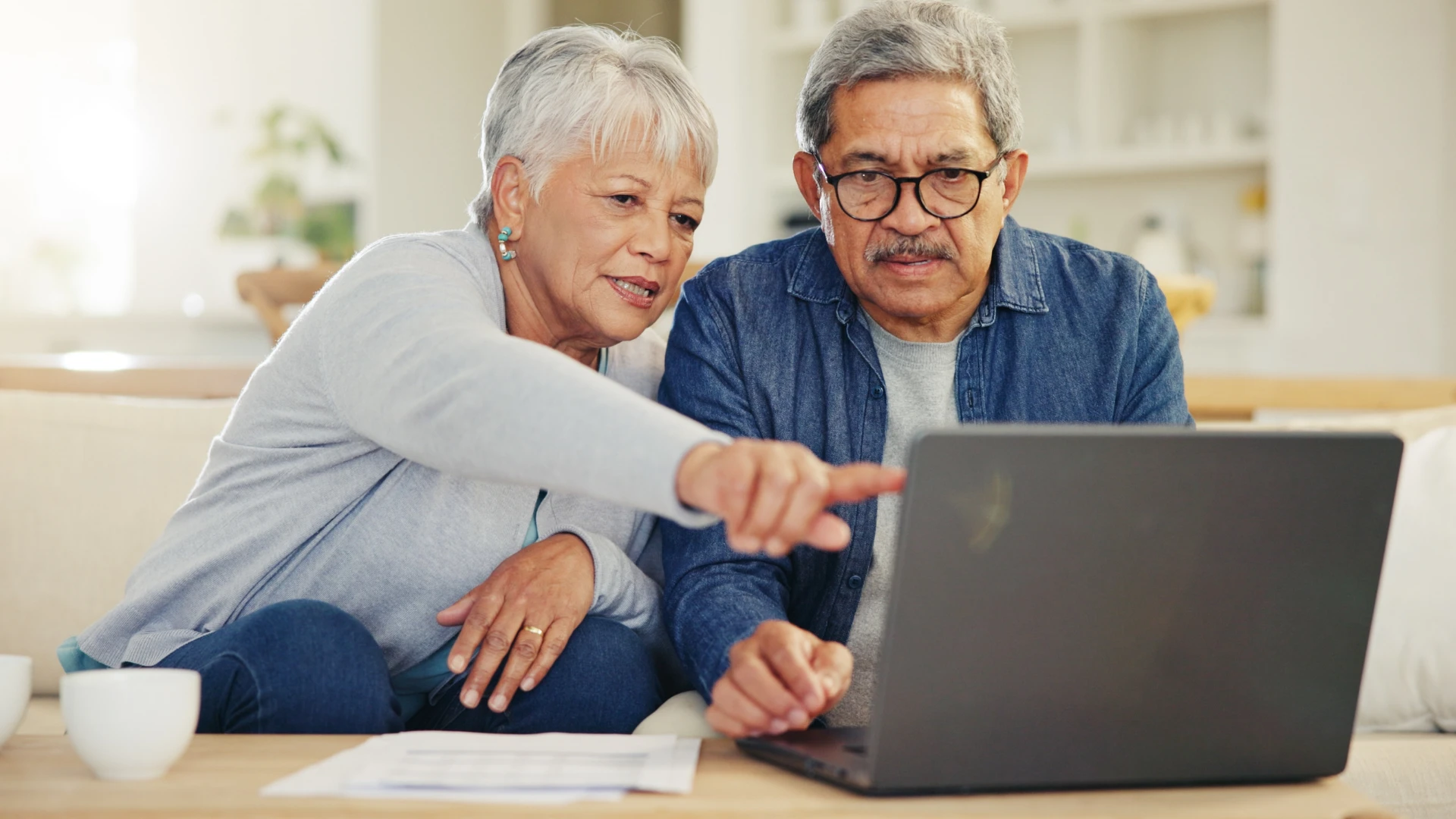 un couple de personnes âgées heureux fait un plan sans crainte