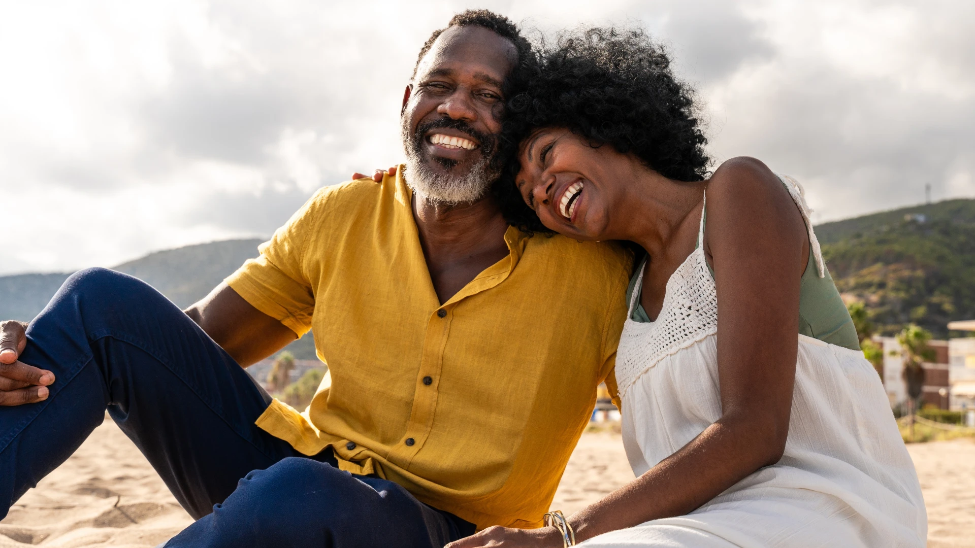 couple âgé aimant montrant un mariage heureux