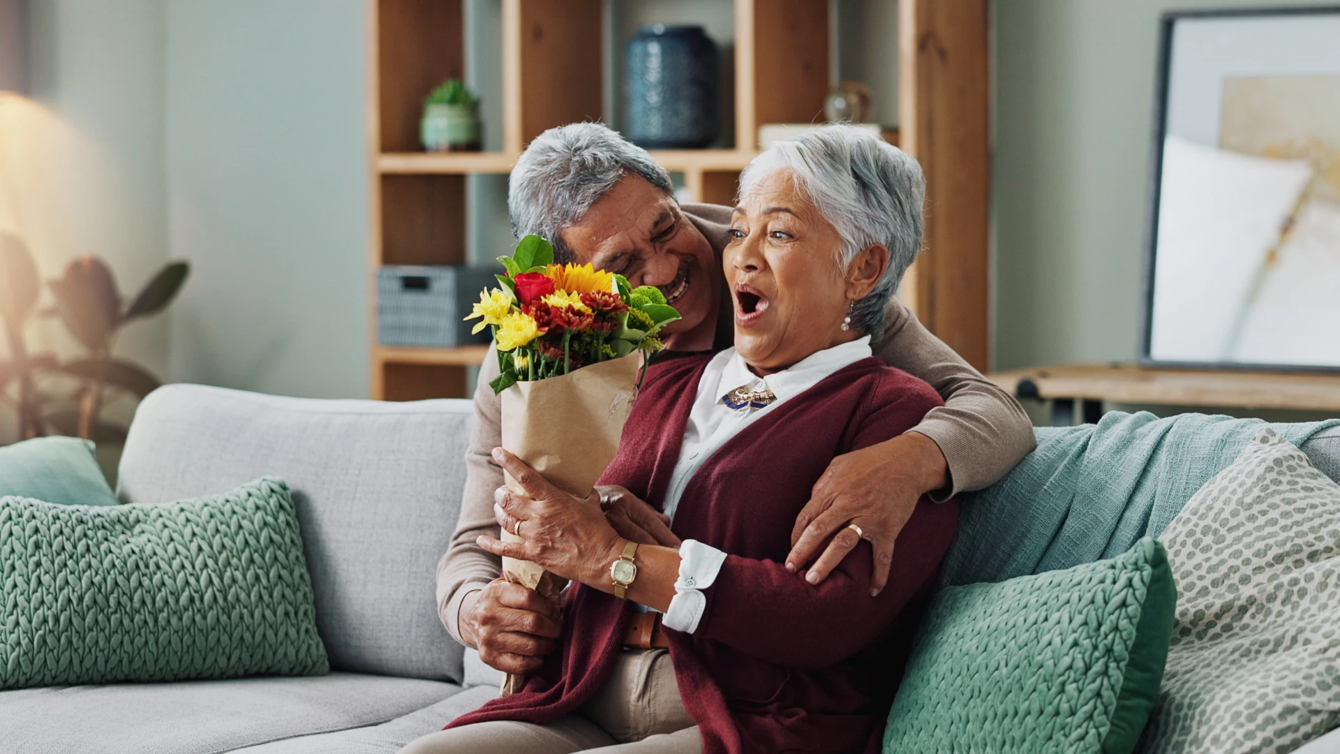 une personne aimante surprend son conjoint heureux en lui montrant ce qui lui manquerait