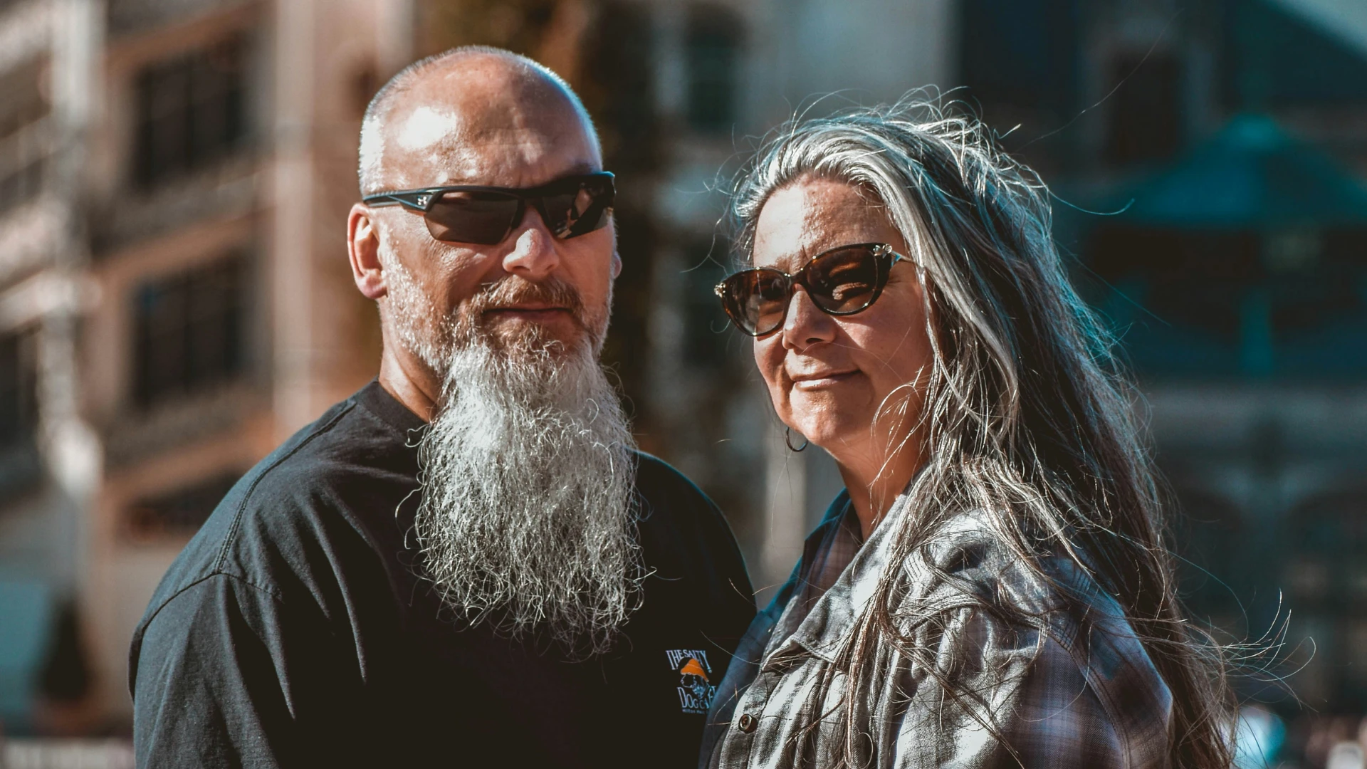 couple âgé conscient montrant un changement simple