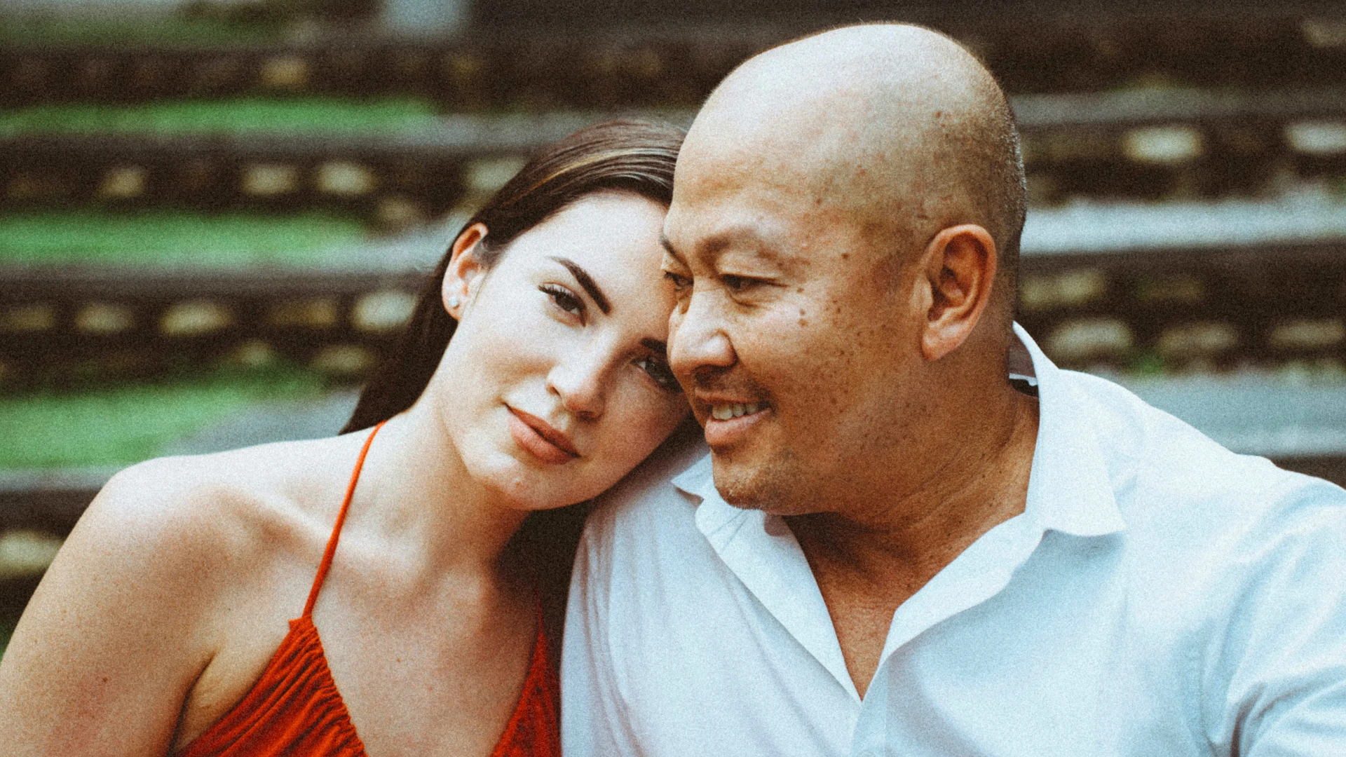 un couple de personnes âgées aimantes s'embrasse et montre un changement simple