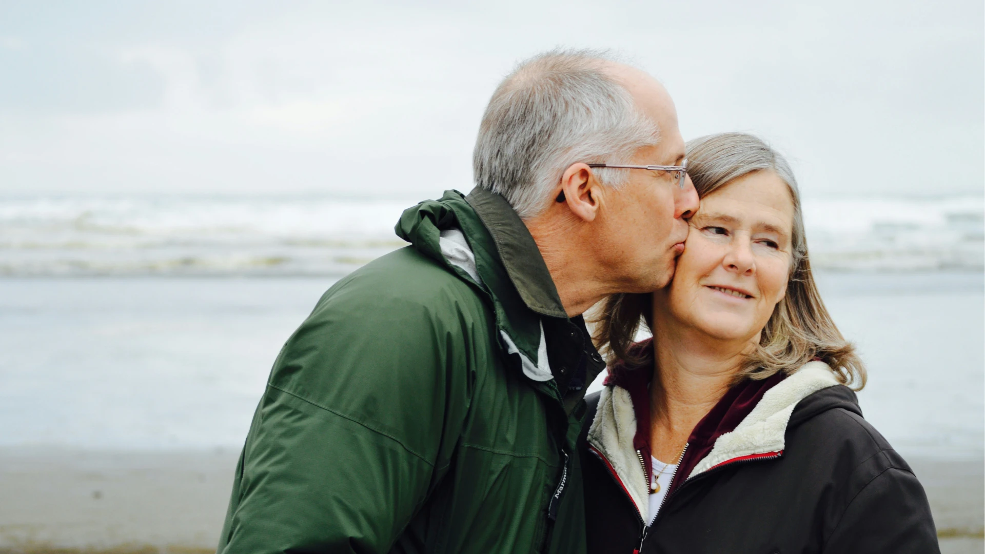 couple de personnes âgées s'embrassant montrant le changement pour être ouvert