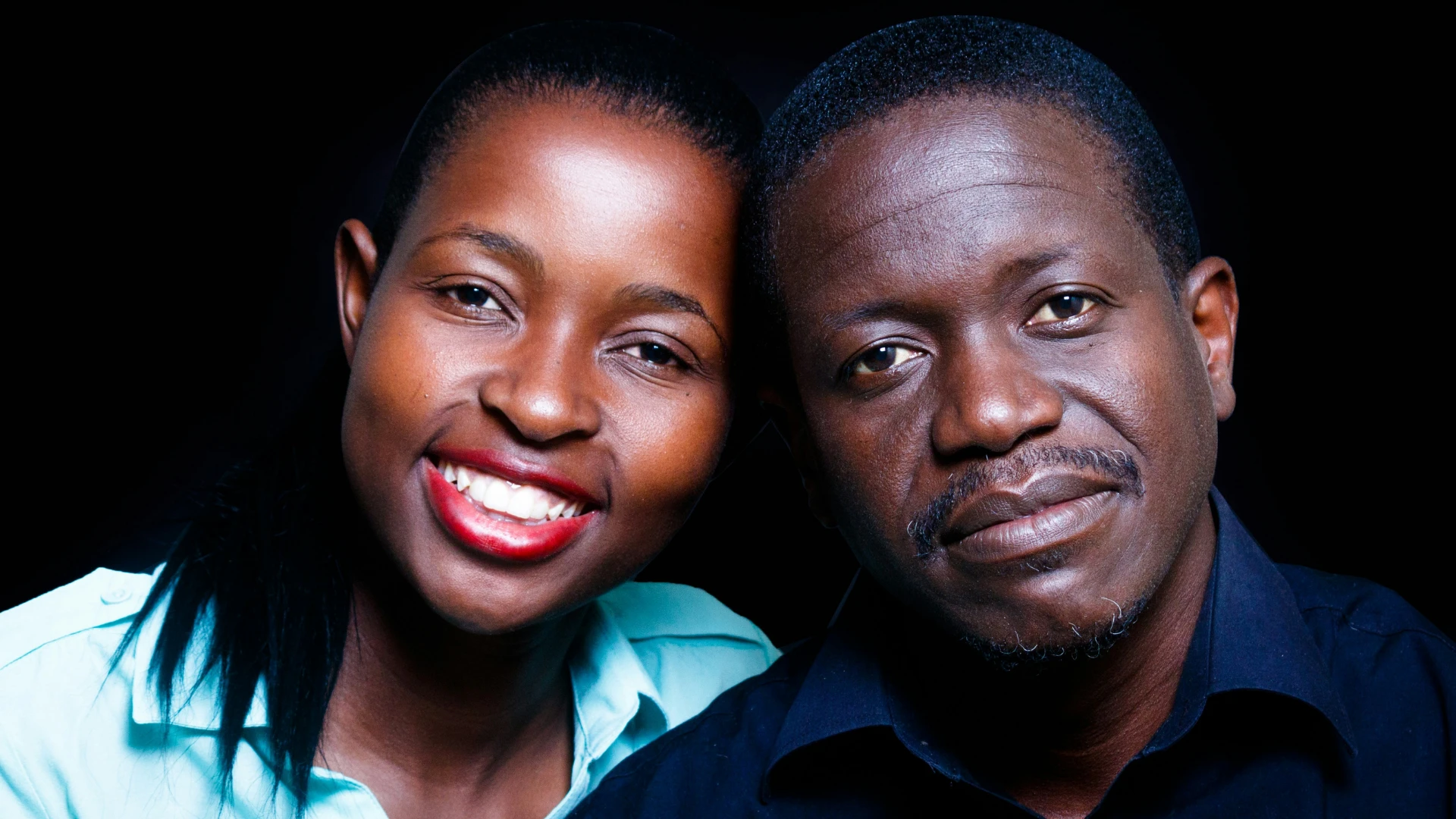 couple de personnes âgées heureux ensemble