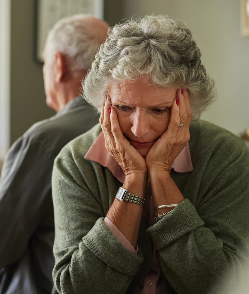 un couple de personnes âgées s'ignore dans une relation