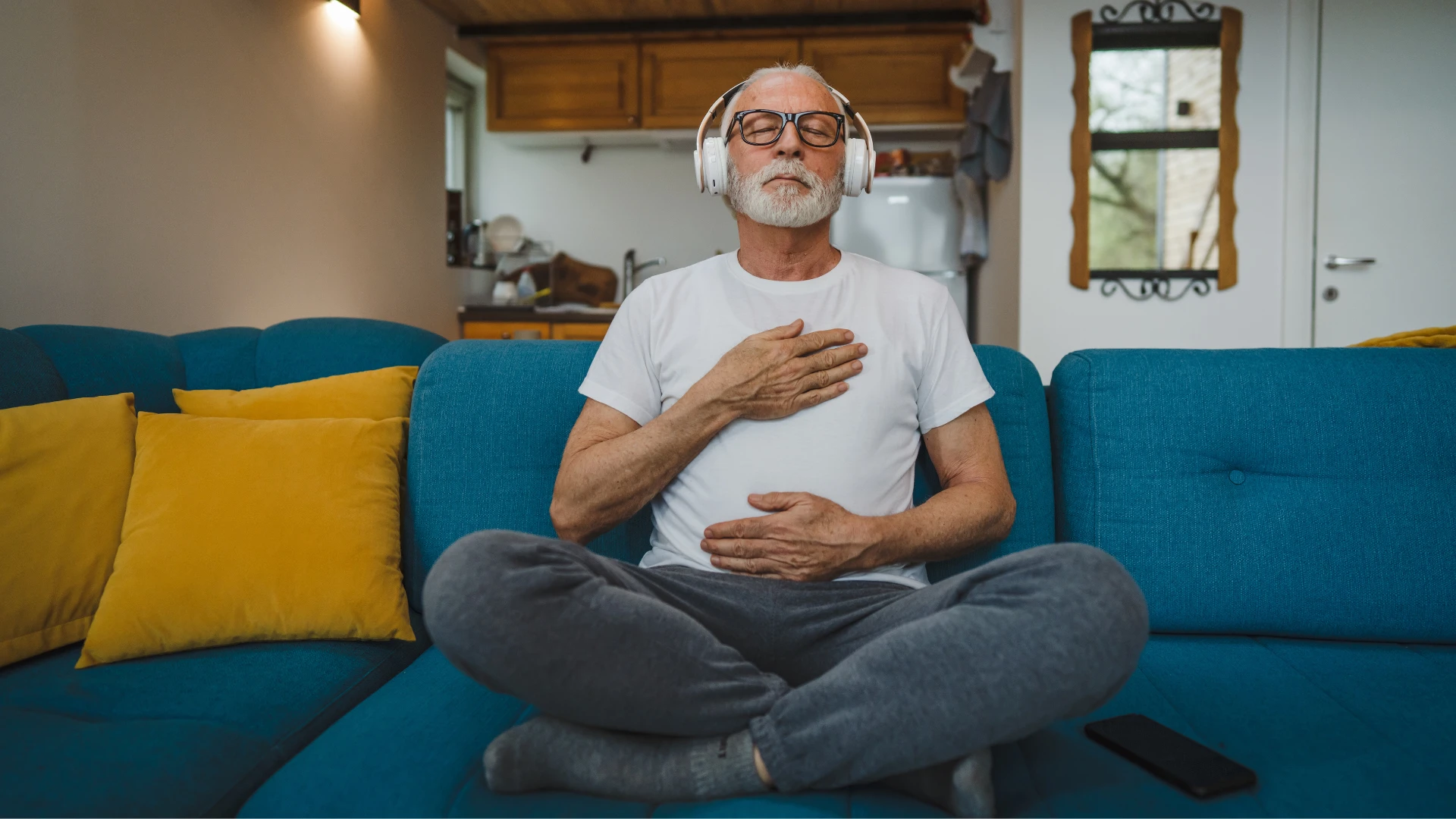 Une personne concentrée touche le cœur et l'estomac, montrant une connexion avec le noyau