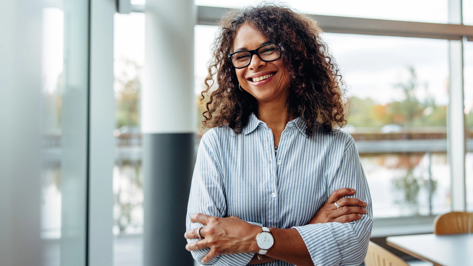 Une personne heureuse montre avec confiance qu'elle a abandonné la négativité