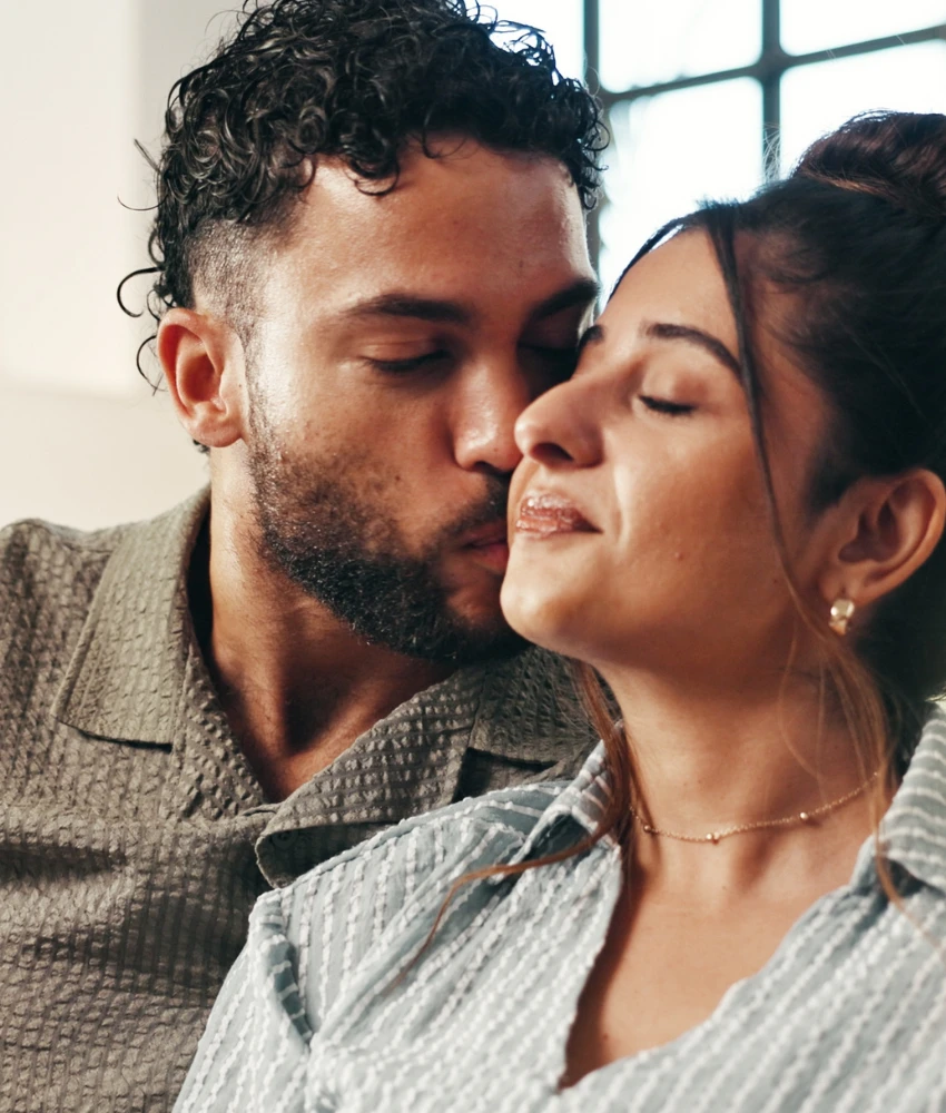 baiser de couple satisfait montrant que les besoins de communication sont satisfaits