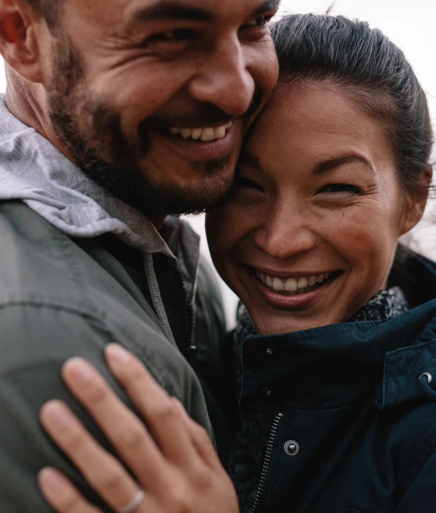 un couple heureux s'embrasse, montrant la sécurité des communications dans la relation