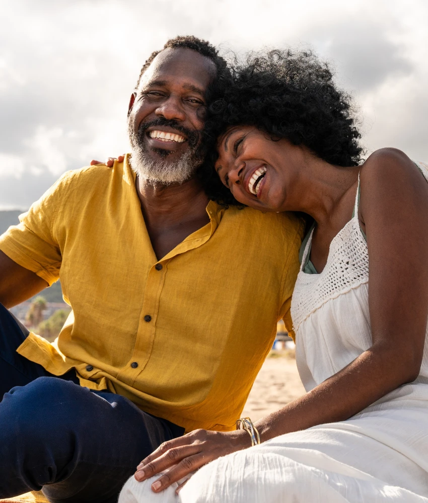 un couple aimant s'embrasse, montrant qu'ils se connaissent vraiment