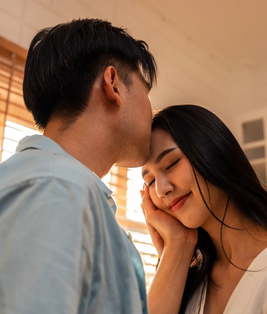 une personne aimante embrasse son conjoint et montre un bon comportement conjugal