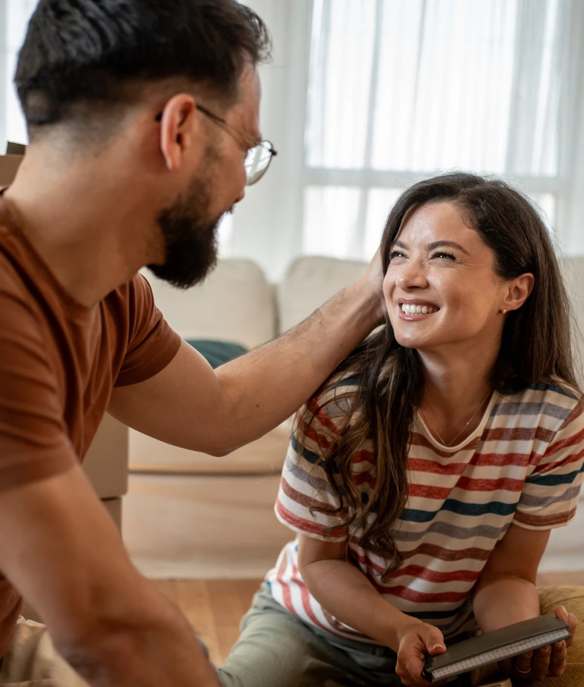 un couple heureux partage un moment montrant ses compétences en matière de mariage