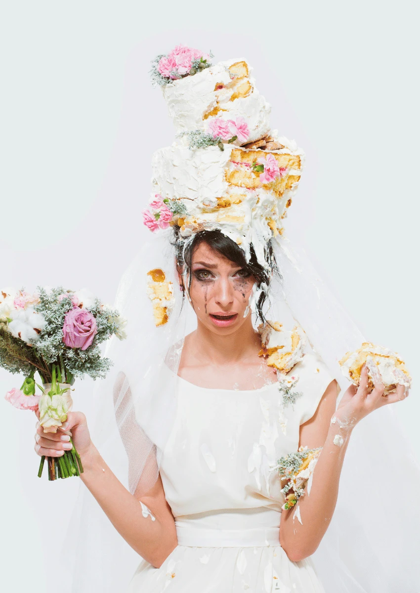 mariée malheureuse avec un gâteau sur la tête