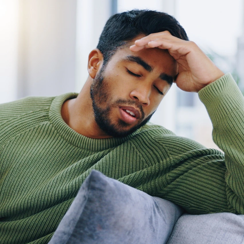 homme qui donne l'impression que sa relation est une commodité et a l'air ennuyé