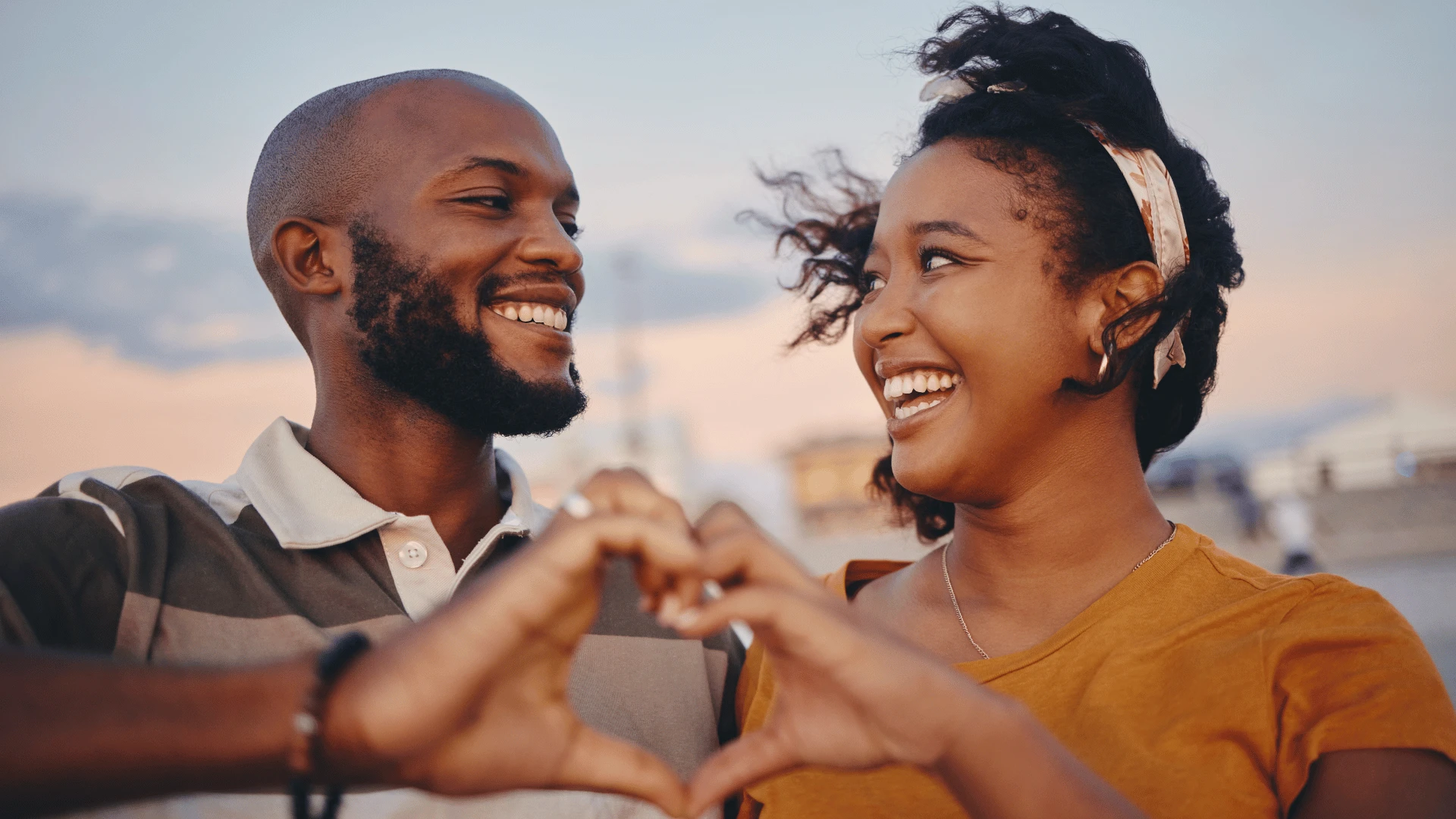 Homme exceptionnellement intelligent qui fonde un cœur plein d'espoir avec la femme qu'il aime