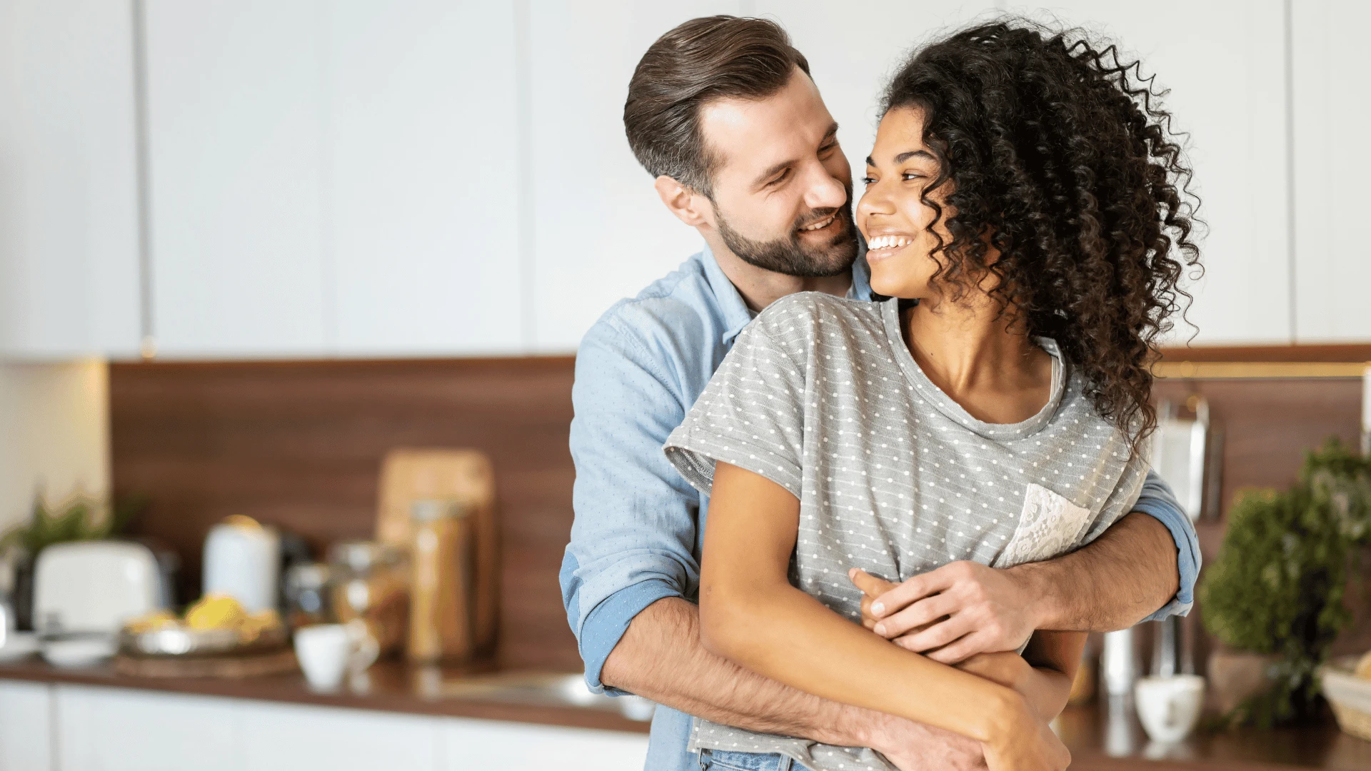 couple s'enlaçant dans la cuisine 