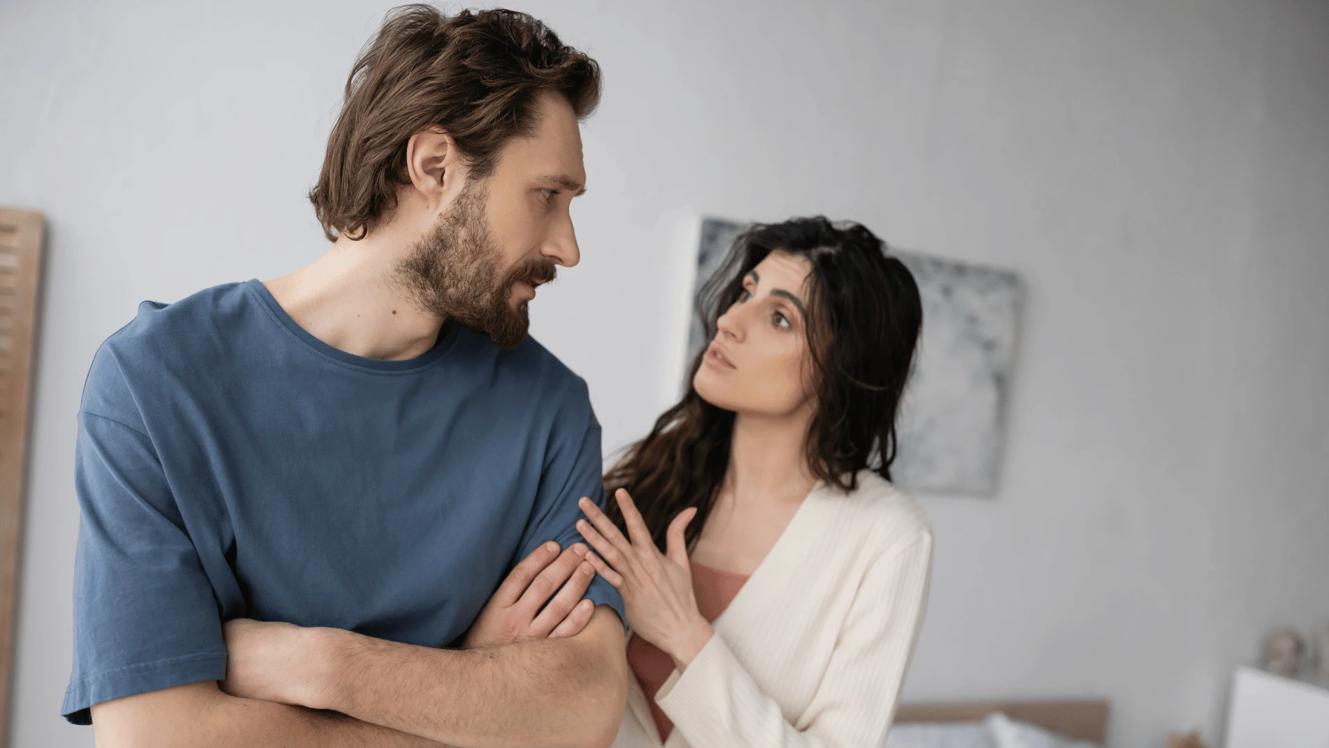 Femme exceptionnellement intelligente parlant patiemment avec l'homme qu'elle aime