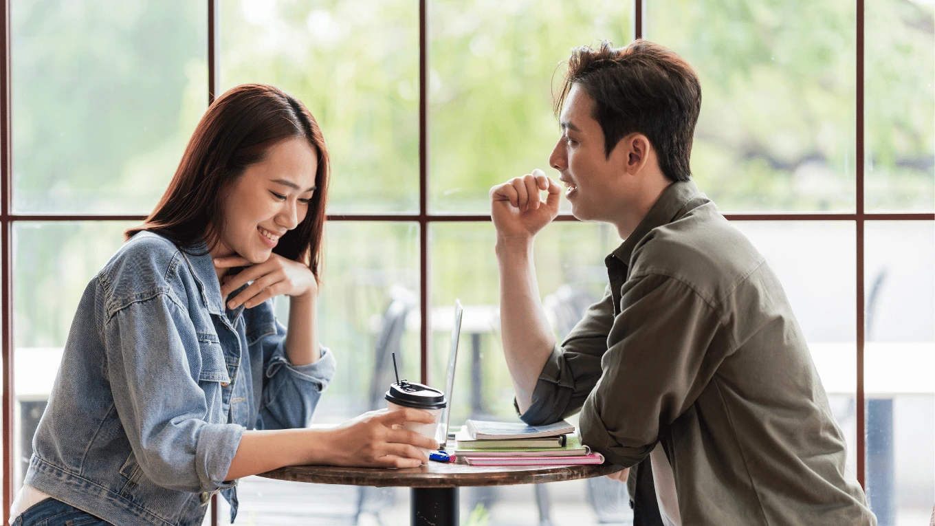 Homme exceptionnellement intelligent parlant en tête-à-tête avec la personne qu'il aime le plus