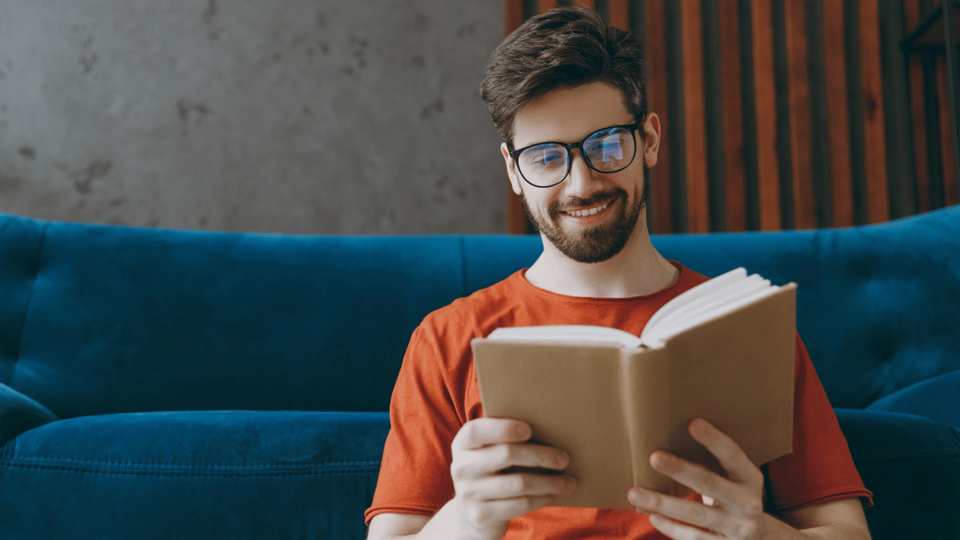 Un homme émotionnellement mûr qui lit un livre a un avantage injuste auprès des femmes