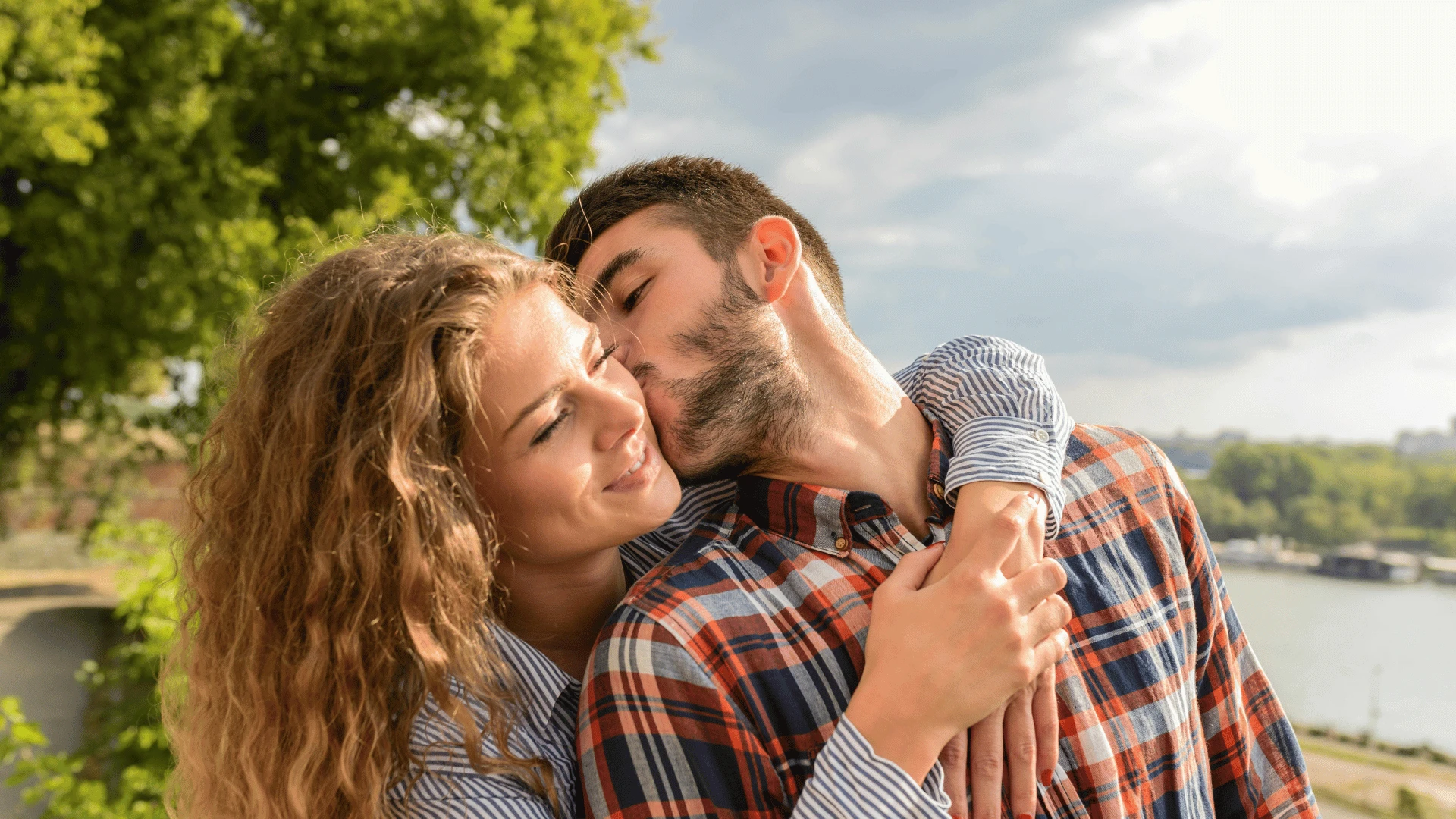 Un homme émotionnellement disponible avec une belle femme a un avantage injuste