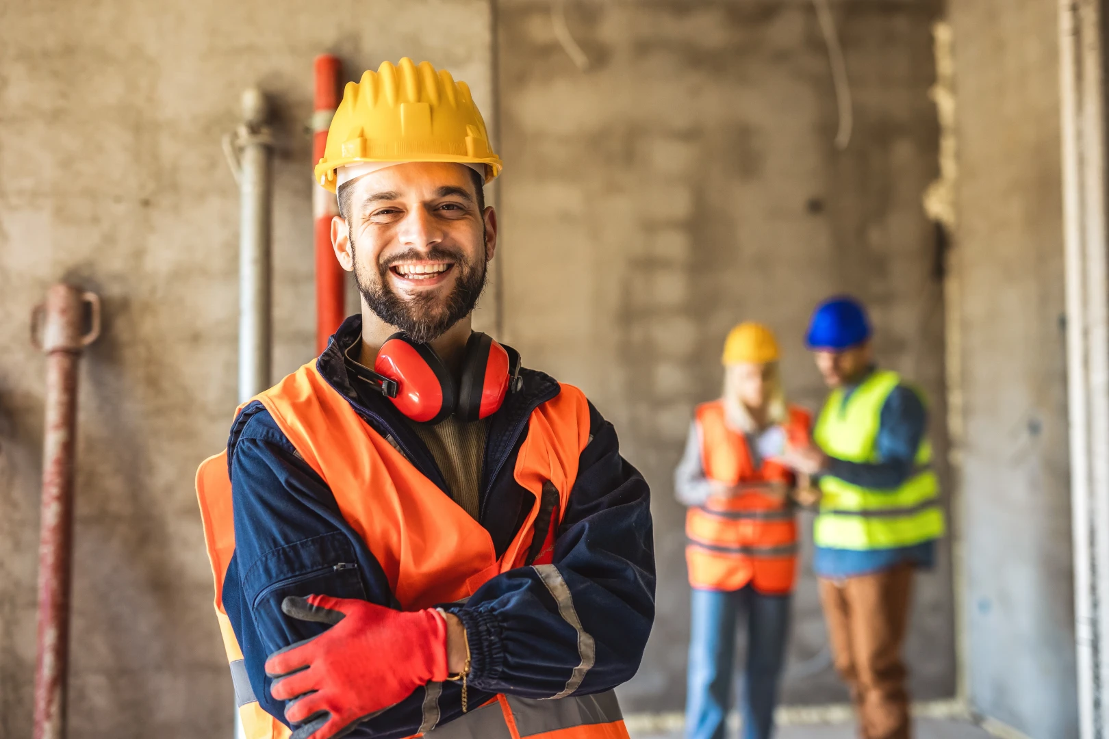 Un homme ayant un but dans les vêtements de construction a un avantage injuste auprès des femmes 
