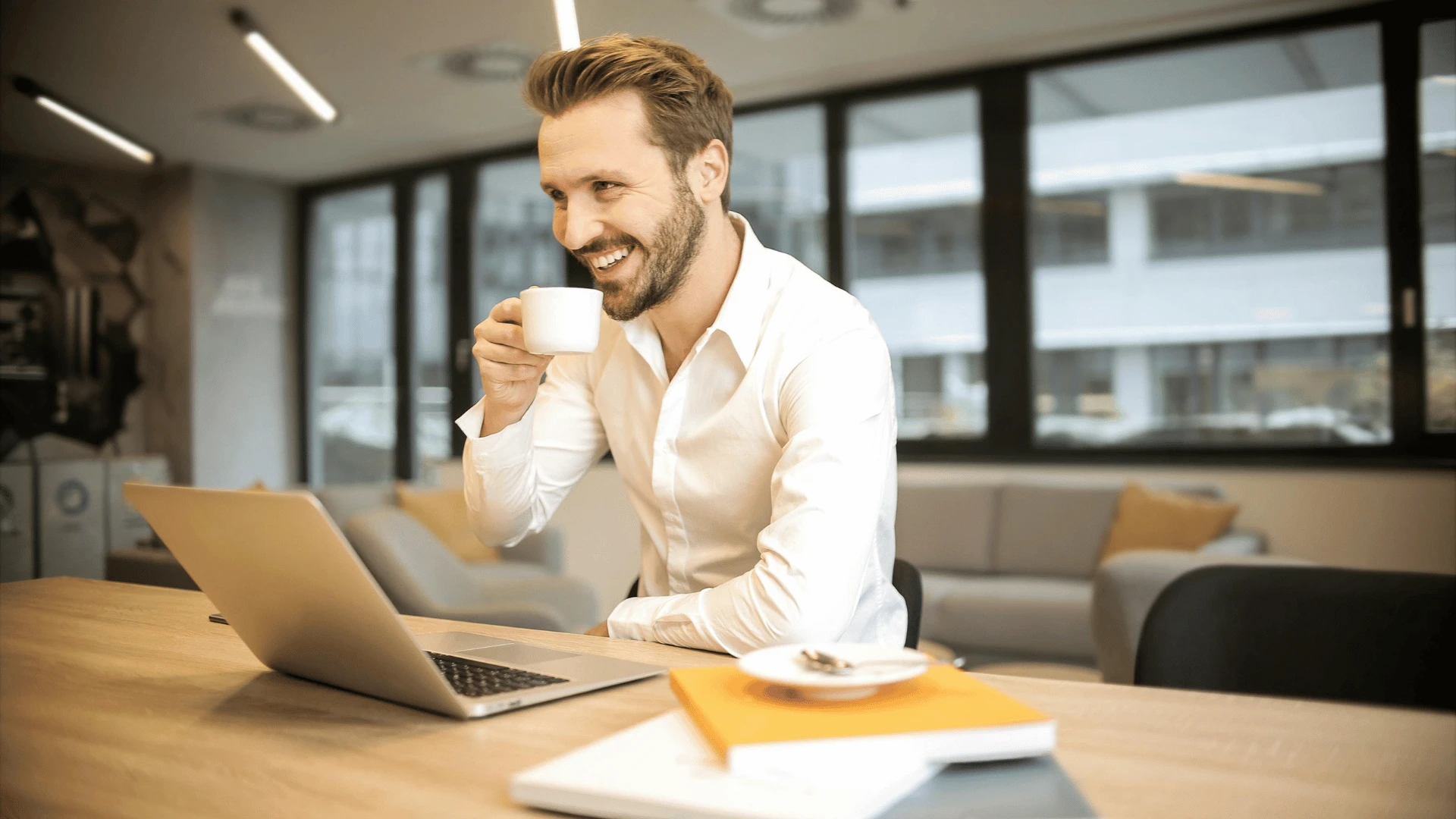 Homme avec la caractéristique déterminante de la persévérance et charmant au travail
